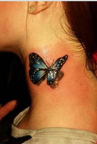 kvinne som vakker tatoveringsmønster for sommerfugl