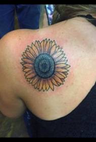 Ang batang babae ng larawan ng sunflower na tattoo sa mga balikat ng mga may kulay na mga larawan ng sunflower