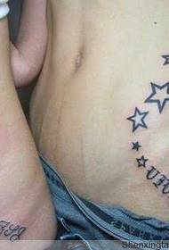 foto de tatuaxe de estrelas de cinco puntas de parella flanqueada