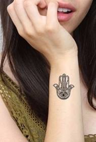 en grupp tjejer gillar tatueringen av Fatimas hand att njuta av