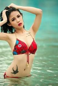 sexy červené rty krása u moře tetování foto