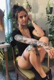 Tatuaggio immagine di bellezza bellissimo tatuaggio Europa e apprezzamento dell'immagine di bellezza della ragazza rossa