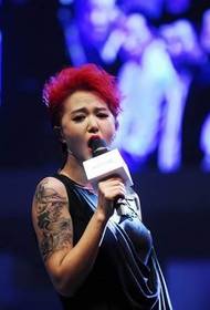 capelli rossi Tatuaggio selvaggio di Tan Weiwei, perdita laterale prepotente ha legno!