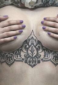 Totem tatuazh i personalitetit të femrës në gjoks