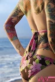 Ljepota bikini pokazuje tetovažu osobnosti