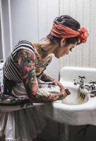 група от секси чуждестранни снимки за красота на татуировки