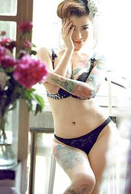 immagine selvaggia della foto del tatuaggio della cinghia sexy della biancheria intima di bellezza