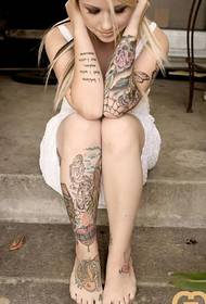 Vackra vackra kvinnor händer och fötter tatuering bilder