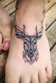 Gambar Black Deer Tattoo pada punggung kaki Gadis punggung kaki