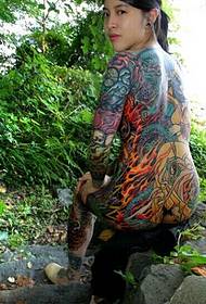 Sfida te stesso, bella ragazza, autoscatto, corpo pieno, foto sexy del tatuaggio