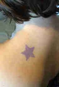 djevojka s tetovažom na leđima na ramenima u boji slike s tetovažama u obliku pet zvjezdica