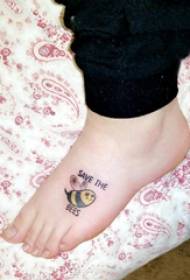 bee tatuu ilana arabinrin Gẹẹsi ati awọn aworan tatuu ẹyẹ lori instep