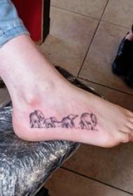 百乐动物纹身 女生脚背上黑色的大象纹身图片