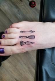 simplă tatuaj instrument de fată pe spatele imaginii de tatuaj instrument negru
