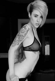 bikini moteris vilioja seksualios tatuiruotės paveikslėlį