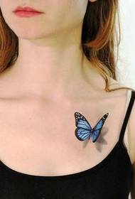 petto di bellezza bellissimo tatuaggio farfalla