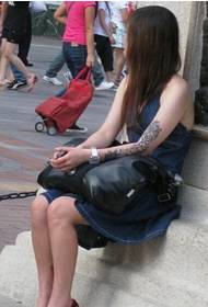 街拍美女時尚經典手臂個性紋身圖片圖片