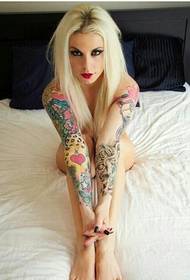 ulkomaalainen seksikäs kaunis viehättävä kauneus alaston tatuointi kuvio kuva