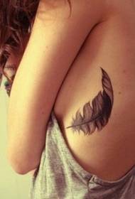 froulike ribben elegante frisse feather tatoet