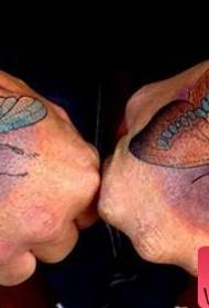 vzorec ročne tetovaže: kul vzorec tatoo metuljev z roko nazaj