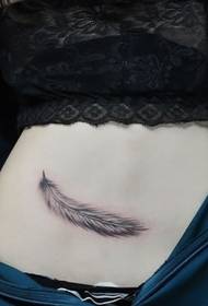 女性の腹セクシーな羽のタトゥー