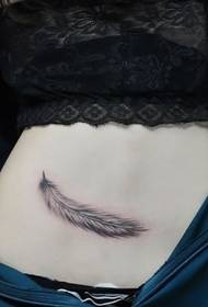 tatuaje de pluma sexy de vientre de mujer