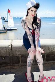 Tendre et belle femme avec un tatouage