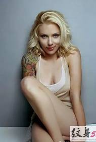 ragazza del tatuaggio molto allettante