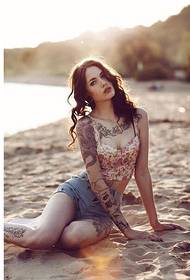 सुंदर ग्लॅमरस युरोपियन आणि अमेरिकन सौंदर्य समुद्रकिनारी क्लासिक फॅशन टॅटू चित्र