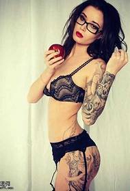 Patrwm tatŵ harddwch Apple