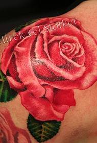incantevole tatuaggio rosa sulle spalle