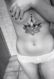 tatouage totem de poitrine de déesse sexy