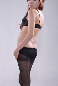 beauté corset noir VS charme de soie noire hot pants provoquer des images de tatouage