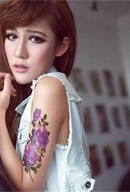 tatuaggio di bellezza incombente tentazione seminuda