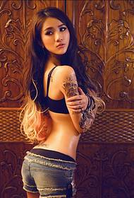 immagine sexy del modello del tatuaggio della ragazza di bellezza di fascino