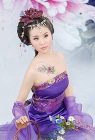 Photos d'appréciation de costumes et de tatouages anciens