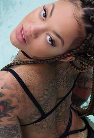 bellezza sexy in estate e tatuaggio su di loro