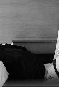 मादक सौंदर्य समोर कमर लेग व्यक्तिमत्व टॅटू चित्र