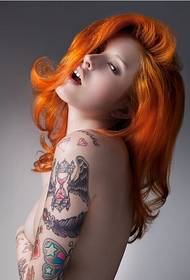 Aprecierea modelului de tatuaj de frumusețe super sexy și atractiv
