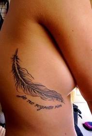 Costole femminili bellissime e bellissime tatuaggi di piume