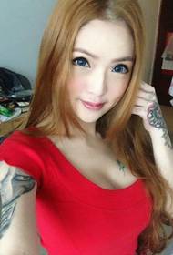 usio wa kawaida tatoo msichana wa kufanya kazi maisha ya selfie