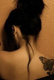θηλυκό ώμο ένα δελεαστικό τατουάζ πεταλούδα