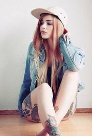 Bella immagine europea e americana di bella personalità glamour del tatuaggio