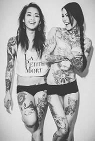 un gruppu di bellezza europea è americana di u bracciu di u fiore femminile fotografia tatuà stima