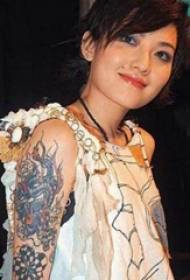 Ang tattoo star ni Fan Xiaotong ay nagpinta ng larawan ng dragon tattoo