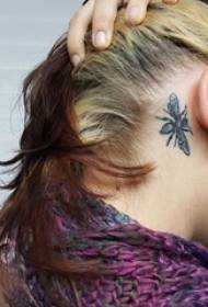 Малко момиче с татуировка на пчела зад снимката на татуировката на черната пчела на ухото
