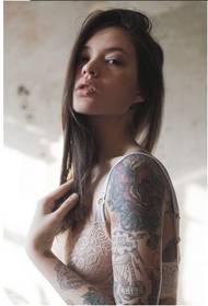 Immagine sexy del tatuaggio di bellezza di personalità russa