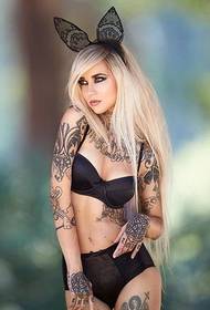 le donne straniere in bikini nero mostrano foto di tatuaggi