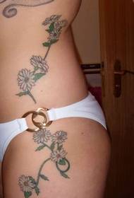 30 daugybės moterų gražus ramunėlių gėlių tatuiruotės modelis
