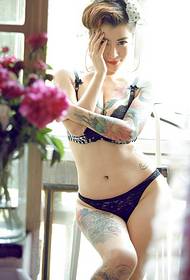 bella foto glamour di bellezza sexy di tentazione del tatuaggio dell'immagine del tatuaggio